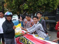 Unjuk Rasa Berujung Berkah: Mahasiswa dan Polisi di Banggai Kompak Bagikan Beras