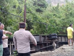 Gagal Menanjak, Truk Terguling di Desa Obo Balinggara