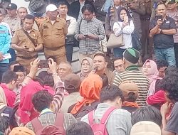 Gelar Aksi di DPRD Banggai, Mahasiswa Desak Turunkan Pajak dan Syahkan RUU Perampasan Aset
