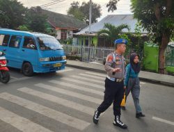 Propam Polres Banggai Bantu Kelancaran Lalu Lintas dan Keselamatan Pelajar di Depan Sekolah