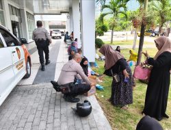 Di Bawah Terik Matahari, Kepedulian Menetes dari Tangan Berseragam Coklat