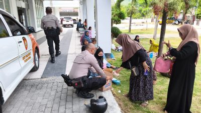 Di Bawah Terik Matahari, Kepedulian Menetes dari Tangan Berseragam Coklat
