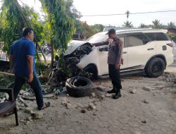 Fortuner Tabrak Pagar Rumah di Desa Tangkiang, Sopir Diduga Mengantuk