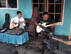 Menunggu Buka Puasa dengan Nada, Pemuda Nambo Ubah Teras Jadi Panggung Ramadhan