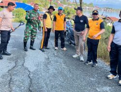 Cegah Kecelakaan, Kapolsek Lamala Turun Tangan Benahi Jalan Manassai